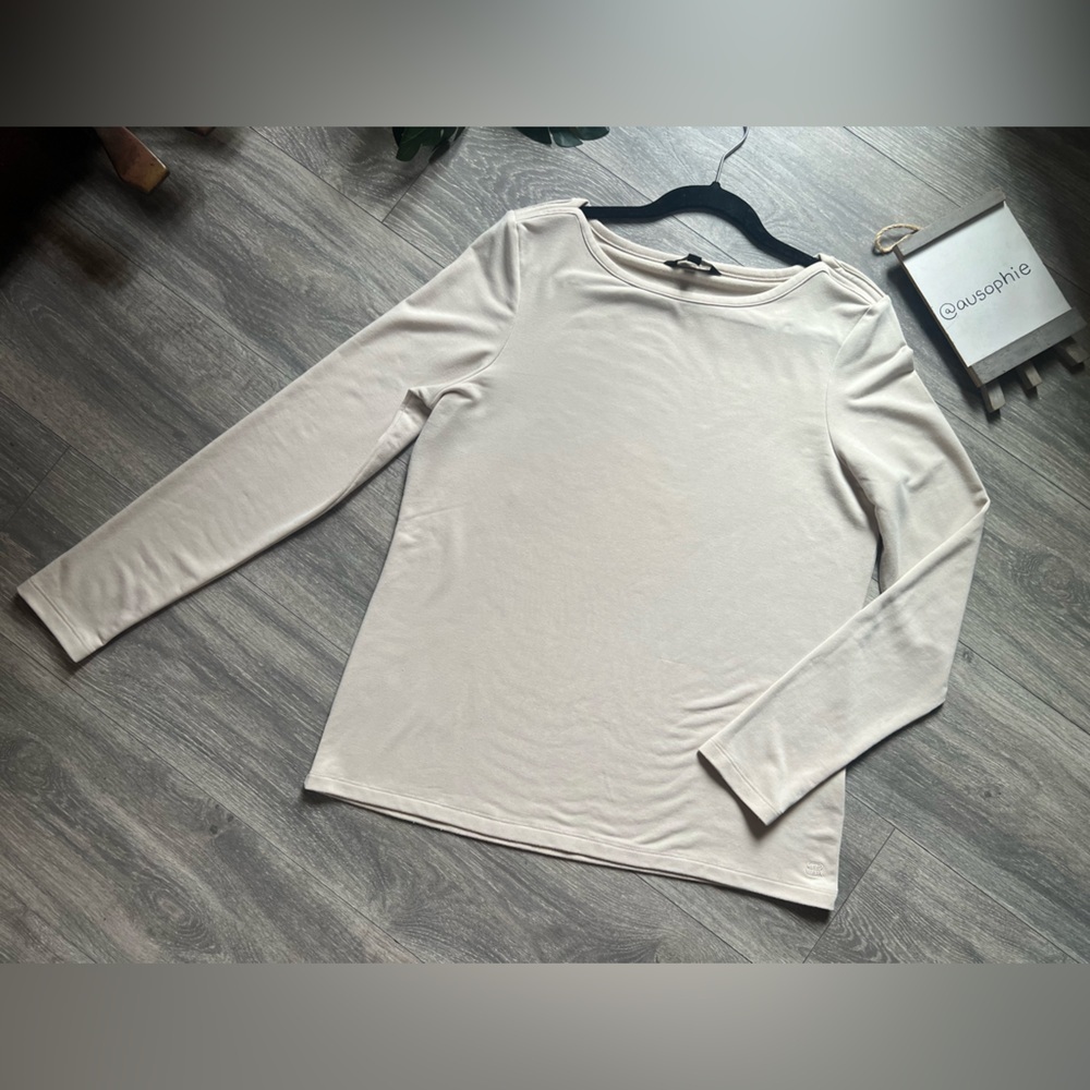 Banana Republic Cream Long Sleeve Boat Neck Soft Comfortable Top. Size M